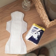 Vuokkoset, NIGHT WINGS, Podpaski na noc z podwójnymi skrzydełkami, opakowanie XXL, 10 szt.